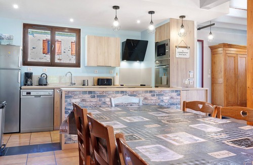 Bun House | Holiday Home 'Gite 8 Personnes, Val D'azun' with Mountain View, Private Terrace and Wi-Fi