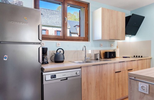Bun House | Holiday Home 'Gite 8 Personnes, Val D'azun' with Mountain View, Private Terrace and Wi-Fi