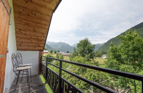 Bazus-Aure House | Holiday Home 'Gite Baupeillas' with Mountain View, Private Terrace and Wi-Fi