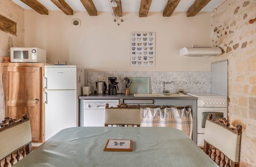 Varrains House | Holiday Home 'Gîte De Varrains' with Private Terrace, Shared Garden and Wi-Fi