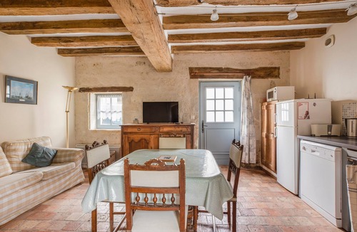 Varrains House | Holiday Home 'Gîte De Varrains' with Private Terrace, Shared Garden and Wi-Fi