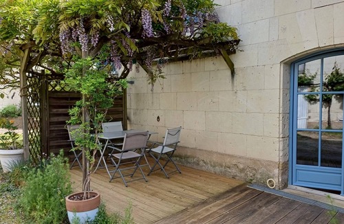 Varrains House | Holiday Home 'Gîte De Varrains' with Private Terrace, Shared Garden and Wi-Fi