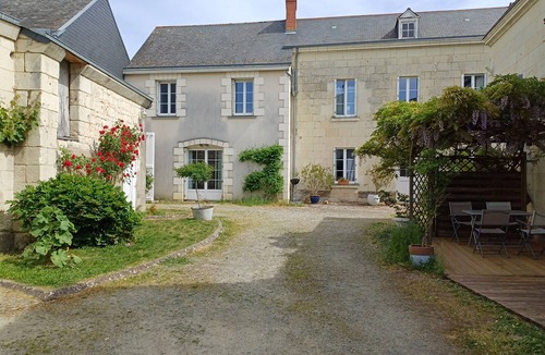 Varrains House | Holiday Home 'Gîte De Varrains' with Private Terrace, Shared Garden and Wi-Fi