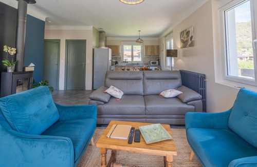 Auzat House | Holiday Home 'Gite Du Montcalm' with Mountain View, Shared Terrace and Wi-Fi