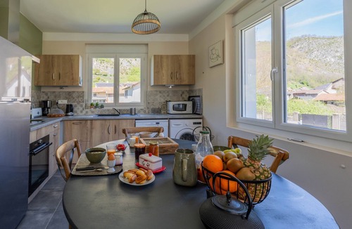 Auzat House | Holiday Home 'Gite Du Montcalm' with Mountain View, Shared Terrace and Wi-Fi
