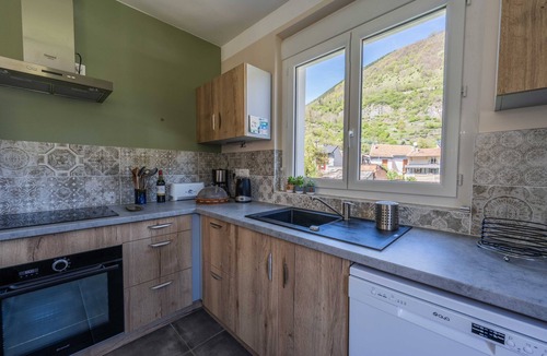 Auzat House | Holiday Home 'Gite Du Montcalm' with Mountain View, Shared Terrace and Wi-Fi