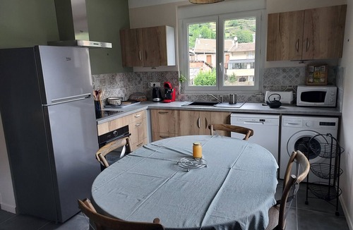 Auzat House | Holiday Home 'Gite Du Montcalm' with Mountain View, Shared Terrace and Wi-Fi