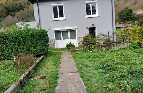 Auzat House | Holiday Home 'Gite Du Montcalm' with Mountain View, Shared Terrace and Wi-Fi