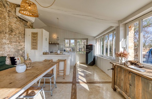 Rouet House | Holiday Home “Gîte - Entre Amis” with Shared Pool, Wi-Fi & Air Conditioning