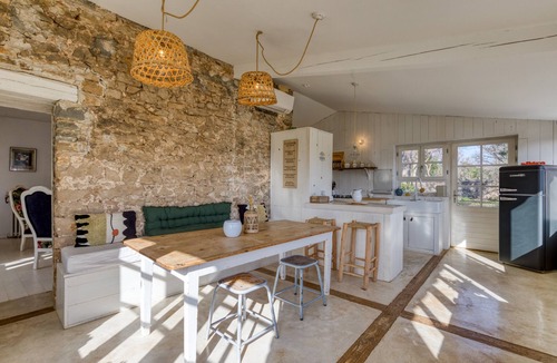 Rouet House | Holiday Home “Gîte - Entre Amis” with Shared Pool, Wi-Fi & Air Conditioning