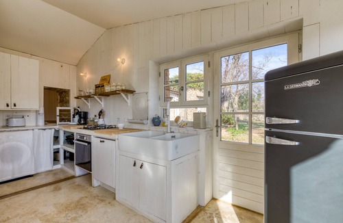 Rouet House | Holiday Home “Gîte - Entre Amis” with Shared Pool, Wi-Fi & Air Conditioning