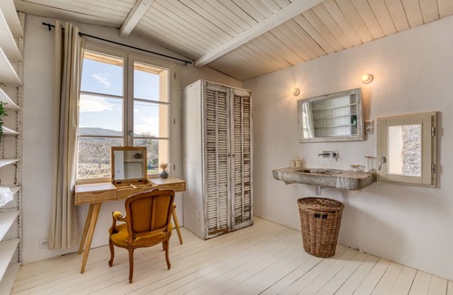 Rouet House | Holiday Home “Gîte - Entre Amis” with Shared Pool, Wi-Fi & Air Conditioning