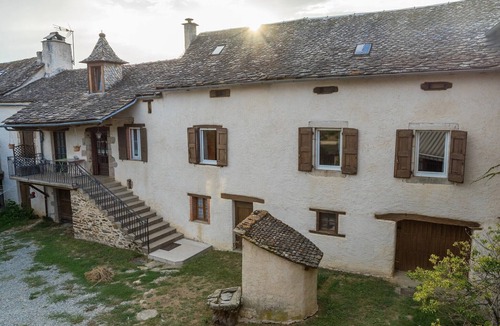 Rignac House | Holiday Home 'Gîte Enzo' with Private Terrace, Private Garden and Balcony