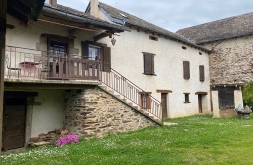 Rignac House | Holiday Home 'Gîte Enzo' with Private Terrace, Private Garden and Balcony