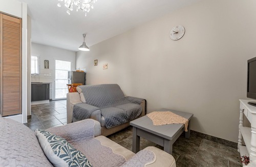 Tavel House | Holiday Home 'Gîte Garrigue - Villa Cassandra' with Shared Pool, Wi-Fi & Air Conditioning