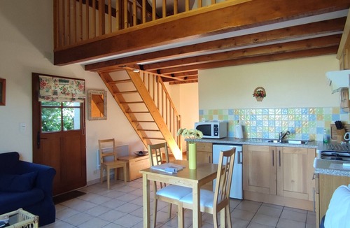 Aussac House | Holiday Home 'Gîte Le Cerisier' with Pool, Wi-Fi and Air Conditioning