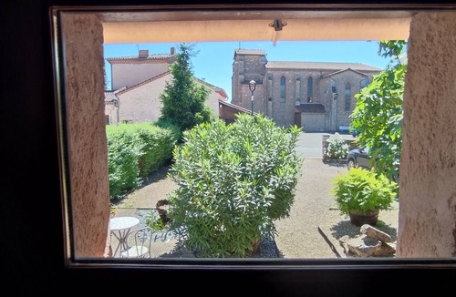 Aussac House | Holiday Home 'Gîte Le Cerisier' with Pool, Wi-Fi and Air Conditioning