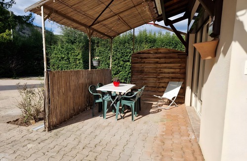Pontaix Cottage | Holiday Home 'Gîte Le Devant De La Chaux' with Shared Pool, Private Terrace and Wi-Fi