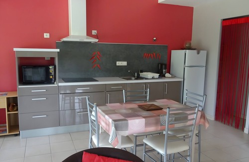 Maubec House | Holiday Home “Gîte Le Figuier” with Wi-Fi and Air Conditioning