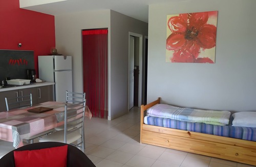 Maubec House | Holiday Home “Gîte Le Figuier” with Wi-Fi and Air Conditioning