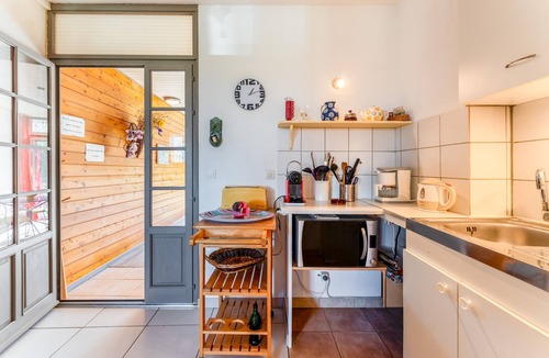 Goudargues House | Holiday Home 'Gîte - Le Samiege' with Private Terrace, Shared Garden & Wi-Fi
