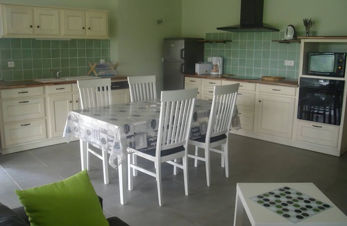Maubec House | Holiday Home “Gîte Les Chênes” with Covered Terrace, Wi-Fi and Air Conditioning
