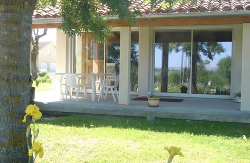 Maubec House | Holiday Home “Gîte Les Chênes” with Covered Terrace, Wi-Fi and Air Conditioning