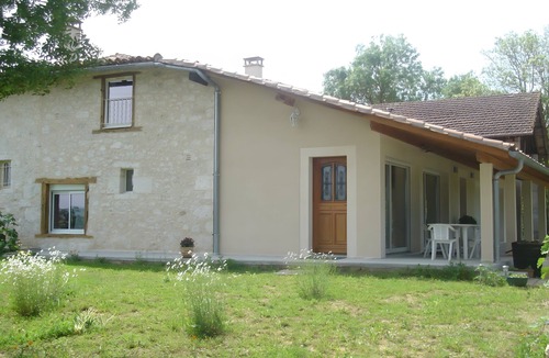 Maubec House | Holiday Home “Gîte Les Chênes” with Covered Terrace, Wi-Fi and Air Conditioning