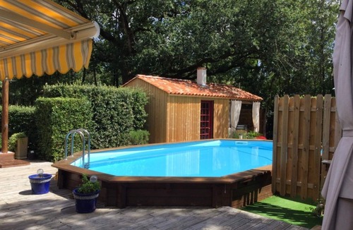Nalliers House | Holiday Home 'Gîte Les Iris Nalliers' with Shared Pool, Shared Terrace and Wi-Fi