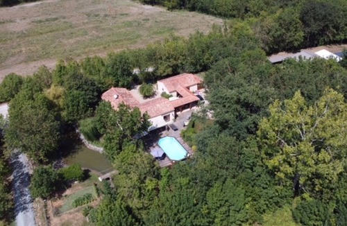 Nalliers House | Holiday Home 'Gîte Les Iris Nalliers' with Shared Pool, Shared Terrace and Wi-Fi