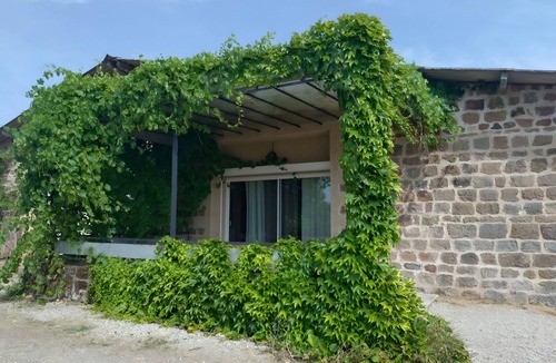 Nauviale House | Holiday Home “Gîte Les Tourettes” with Shared Pool, Private Terrace and Wi-Fi