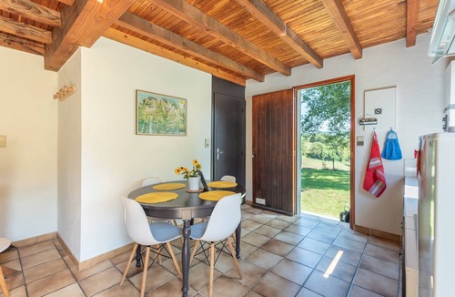 Peyrouse House | Holiday Home "Gîte Lieuj" with Mountain View, Private Terrace and Wi-Fi