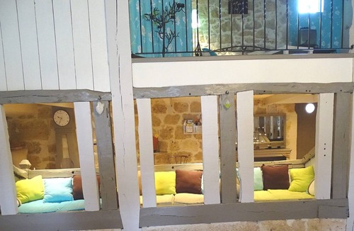 Madaillan House | Holiday Home 'Gîte Malabeille' with Shared Pool, Private Terrace and Wi-Fi
