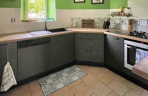 Madaillan House | Holiday Home 'Gîte Malabeille' with Shared Pool, Private Terrace and Wi-Fi