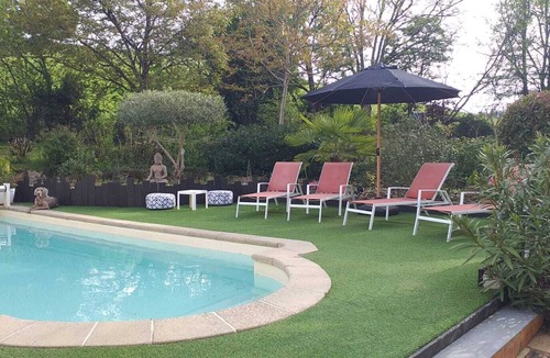 Madaillan House | Holiday Home 'Gîte Malabeille' with Shared Pool, Private Terrace and Wi-Fi