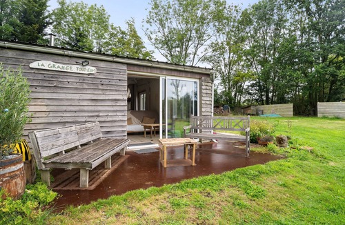 Broons House | Holiday Home 'Gîte Pour 4 Avec Sauna' with Shared Garden