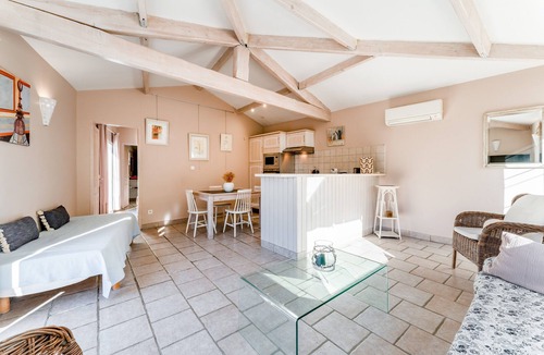 Comps House | Holiday Home 'Gites Le Clos Olives in Provence' with Mountain View, Wi-Fi and Air Conditioning