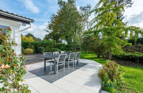 Coulogne House | Holiday Home 'Grande Maison Familliale' with Private Terrace, Private Garden and Wi-Fi