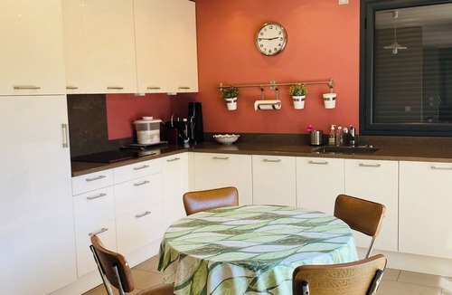 Longages House | Holiday Home 'Grande Villa' with Private Terrace, Private Garden and Wi-Fi