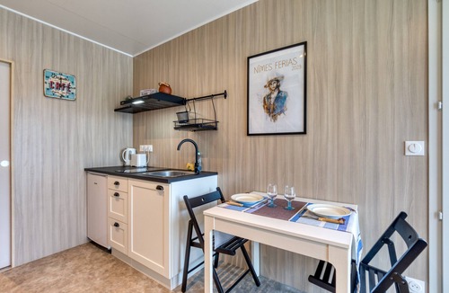 Generac House | Holiday Home 'Greenkub' with Shared Pool, Wi-Fi and Air Conditioning