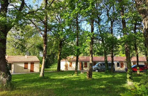 Mareuil-Sur-Lay-Dissais House | Holiday Home Hübsches Tiny Cottage mit Waldblick im Feriendorf by Interhome