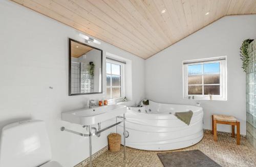 Klegod House | Holiday Home Hærulf - 300m from the sea by Interhome