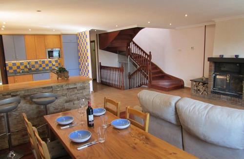 Larraul House | Holiday Home 'Harrizko Etxea' with Mountain View, Private Terrace and Air Conditioning