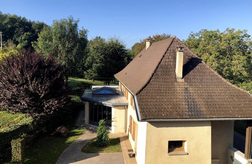 Corbelin House | Holiday Home 'Havre De Paix Et De Verdure' with Private Terrace, Private Garden and Wi-Fi