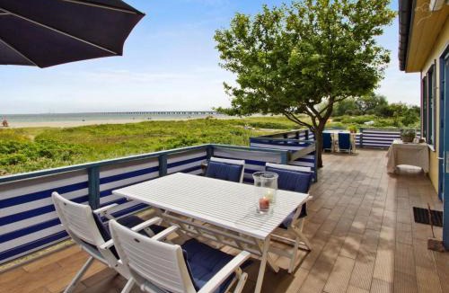 Nyborg House | Holiday Home Historisches Strandanwesen mit Meerblick by Interhome