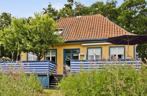 Nyborg House | Holiday Home Historisches Strandanwesen mit Meerblick by Interhome