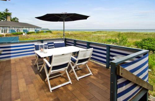 Nyborg House | Holiday Home Historisches Strandanwesen mit Meerblick by Interhome