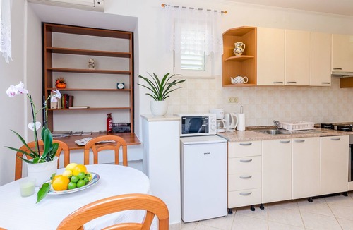 Komolac House | Holiday Home Hope - One-Bedroom Holiday Home with Terrace and River View