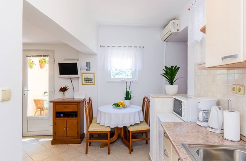 Komolac House | Holiday Home Hope - One-Bedroom Holiday Home with Terrace and River View