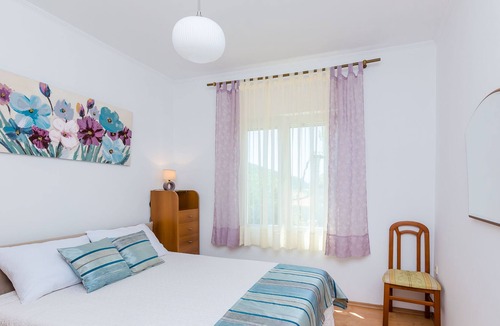 Komolac House | Holiday Home Hope - One-Bedroom Holiday Home with Terrace and River View
